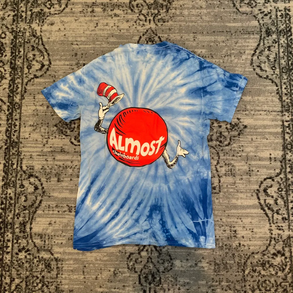 En colab tröja mellan Dr. Seuss och Almost Skateboard, tryck på fram och baksida, tiedye. Köpt på junkyard för ett drygt år sedan. 🎩🛹. T-shirts.