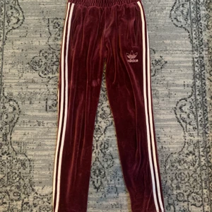 Adidas byxor - Vinröda Adidas sammets byxor. Köpta på junkyard för två år sedan. 🍇👖