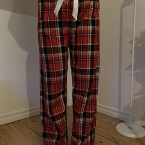 Pyjamasbyxor - oanvända och passar mig som är 165, strl S. 