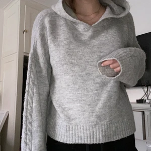 Stickad hoodie - Fin grå hoodie med lite mönster på ärmarna. Nästintill oanvänd. Storlek S men rätt oversized.