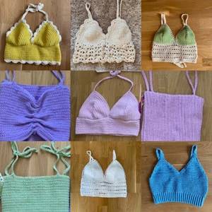 En massa trendiga toppar💕 - Lanserar ytterligare modeller och exempel på färgkombinationer av mina populära virkade toppar💕 Jag gör dem själv och man kan välja vilken storlek färg och modell man vill! Många av modellerna har snörning på ryggen som man ser på bild tre men kan fixa helt stängt också💖 Vid intresse skriv privat så diskuterar vi valen. Priset varierar mellan 250-400 kr och sen plus frakt på 66 kr(spårbar)💘 Tjecka in min förra annons för fler exempel! De med kryss under innebär att färgen är slut men kan göra modellen i andra färger 💝