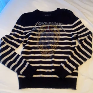 Zadig&Voltaire - Tröjan är som ny, den är bara använd några få gånger (Nyskick) Orginal pris runt 1,800kr! Buda nu istället för 1,100kr! Det är meningen att tröjan ska vara sliten längst ner, vid kragen och runt händerna (armarna) Denr sjukt fin och skön😋 Köparen står för frakt!