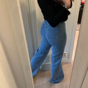 Blå Jeans - Ett par blå jeans från shein. Storlek XS, 34. Jag skulle säga att den är XS och S, 36. Jag har bara 36 i jeans och får inte på mig 34 så dessa är inprincip 34-36. Jag är 163 (kort) så därför är dessa för långa för mig. Köpte dessa för sommaren (2020) och har inte andvänt någon gång. Dm mig om intresse eller frågor.💕🙌