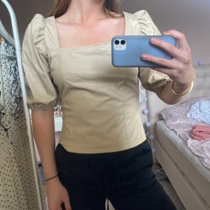 Skin topp  - En jätte fin skin topp men prislapp kvar, frakt tillkommer, pris kan alltid diskuteras 