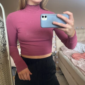 Kroppad polotröja - Jätte fin och skön topp, väldigt strechigt material, frakt tillkommer, pris kan alltid diskuteras 