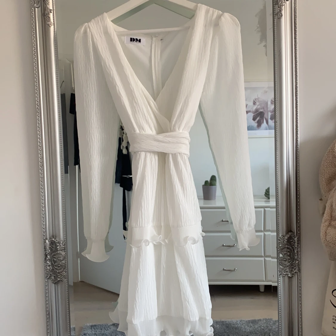 Vacker vit klänning, perfekt för studenten! - 90