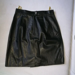 ♠Cute läderkjol♠ - Supersöt, festlig, kort kjol i fejk-läder från Humana, aldrig använd! Very gossip girl serena blir utkastad från klubben för hon e minderårig vibes 💃 toppen kvalité