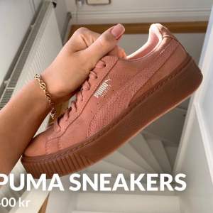 Gemmel rosa puma sneakers i suede! Skorna är endast använda någon enstaka gång då dom tyvärr är för stora för mig. Skorna är en storlek 37,5💓 har ni några frågor är det bara att höra av sig!