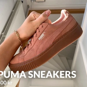 Puma sneakers - Gemmel rosa puma sneakers i suede! Skorna är endast använda någon enstaka gång då dom tyvärr är för stora för mig. Skorna är en storlek 37,5💓 har ni några frågor är det bara att höra av sig!