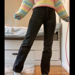 MÖRKGRÅA JEANS - Jeans från pull&bear, köpta 2020, bra skick, i princip nya. Köpte i för liten storlek så har inte använts så mycket. Bra längd för mig som är 163cm. Byxorna slutar precis innan naveln så mellanmidjade/högmidjade