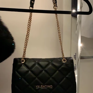 Valentino väska  - MARIO VALENTINO Väska. Säljs pga ingen användning nypris ca 1800💖