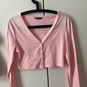 kort rosa kofta  - storlek L, men liten i storleken, så jag skulle säga att den passar S eller kanske M. köpt från shein, använd en gång. priset kan diskuteras, köpare står för frakt. 💕💕💕💕