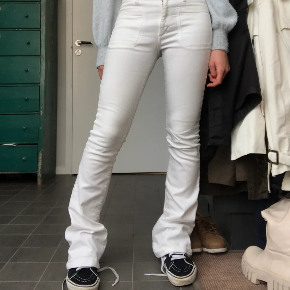 Supercoola mango flare jeans i storlek 34💕! Bara använda ett fåtal gånger och i nyskick. Nypris 400kr och fins inte längre att köpa i butik. Köparen står för frakt.. Jeans & Byxor.