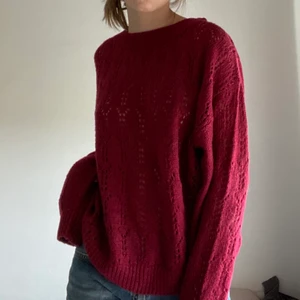 Stickad tröja - En superfin vinröd oversized stickad tröja från Kappahl. Passar bra med kjol nu till sommaren