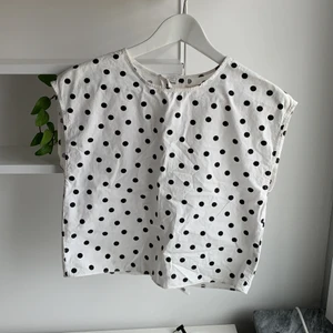 Sommartopp  - Säljer min vit prickiga topp från zaras barn avdelning. Öppen i ryggen, stl 152 men passar mig som har xs. 
