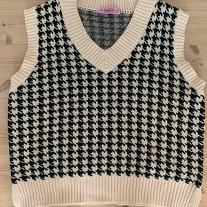 The Urban Gap - En jätte fin svart vit väst i storlek S. Säljer för den är alldeles för stor på mig. Använt väldigt få gånger☺️ Skriv om det är något annat du vill veta❤️