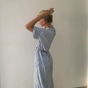 Klänning - Randig långklänning från Weekday 🌼