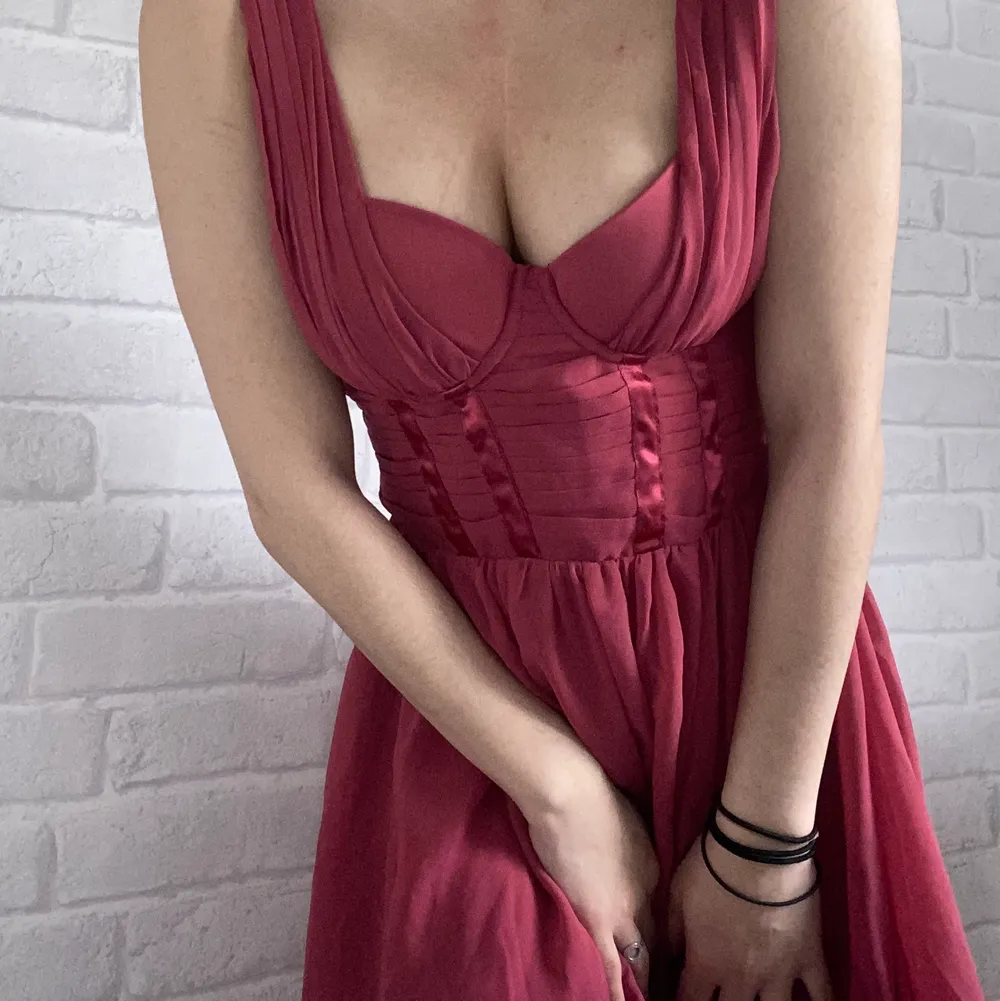 fin och jätte bra skick på denna rosa klänningen, dom är över knäna, skriv vid frågor💕 köparen står för frakt💕. Klänningar.