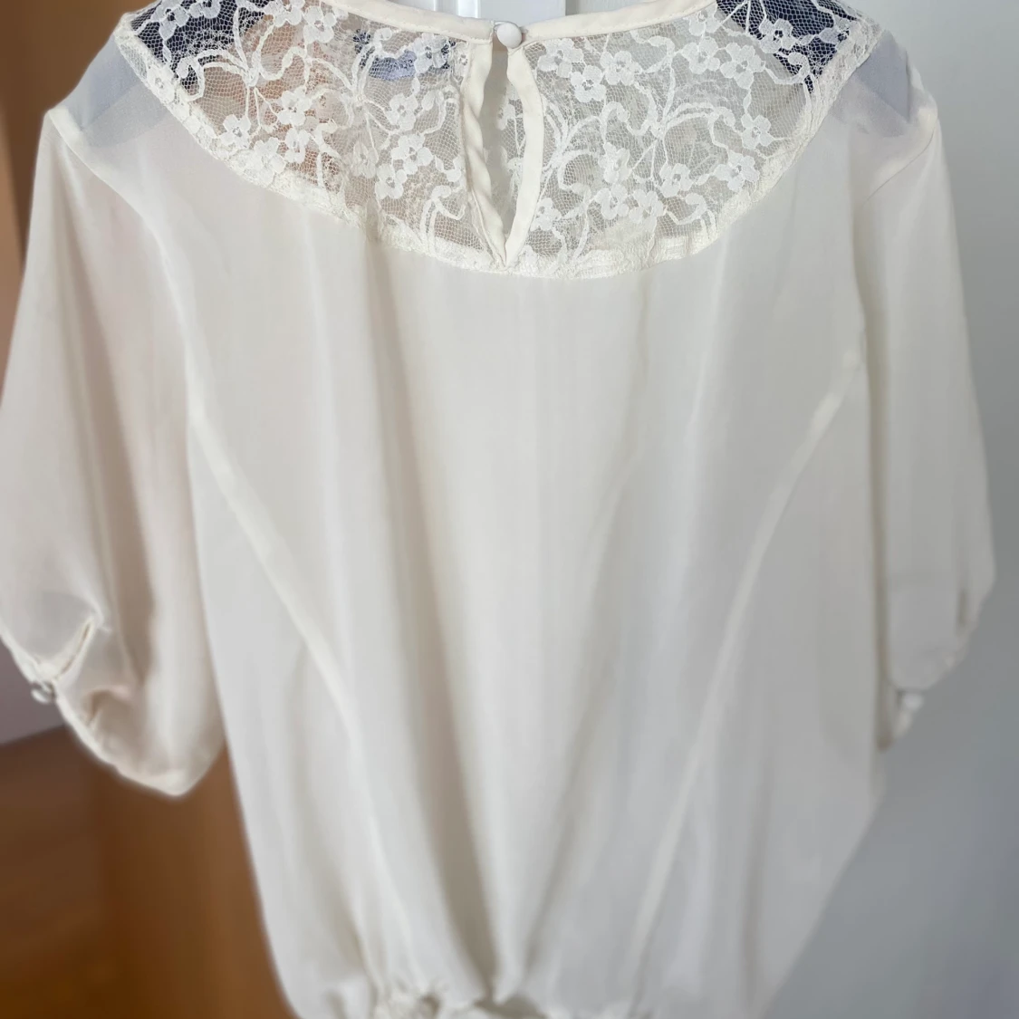 Vit blus med spets - 90