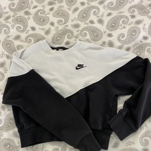 Sweater - Tröja från nike som köptes här på plick men inte kommit till användning, alltså i använt men fint skick! Slutar strax under naveln på mig, kan mötas i Linköping elr så står köparen för frakten.