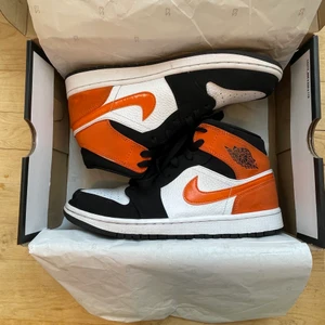 Jordan 1 mid - ✨INTRESSEKOLL✨Jordan 1 I storlek 40,5💙💙Säljer vid ett bra bud!!! Skriv för flera bilder eller frågor💕 Buda i kommentarerna med 100kr mellan varje bud‼️HÖGSTA BUD:1200kr‼️