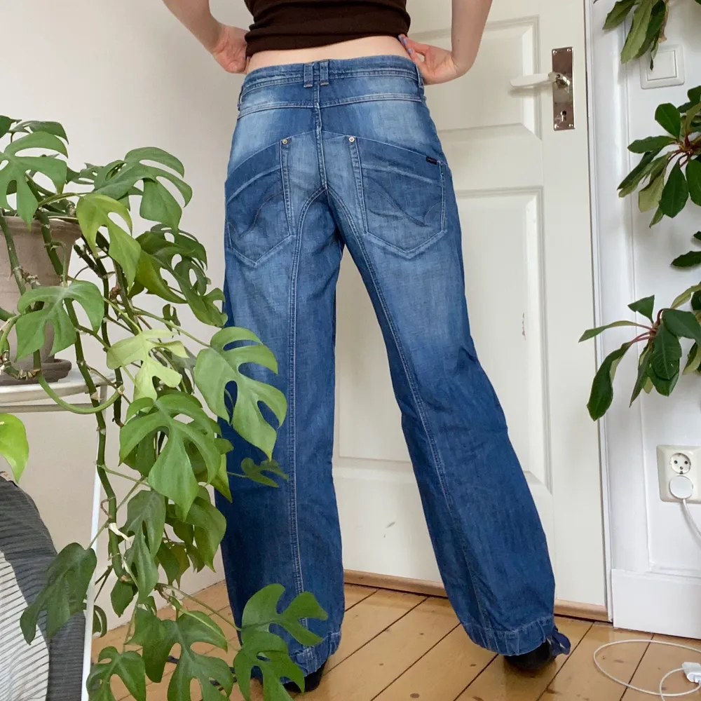 Baggy jeans från only som tyvärr inte kommer till användning! De går att ha både lågmidjade och högmidjade. För referens är jag 167cm och brukar ha ca W28 eller storlek 38 i jeans! Köparen står för frakt.. Jeans & Byxor.