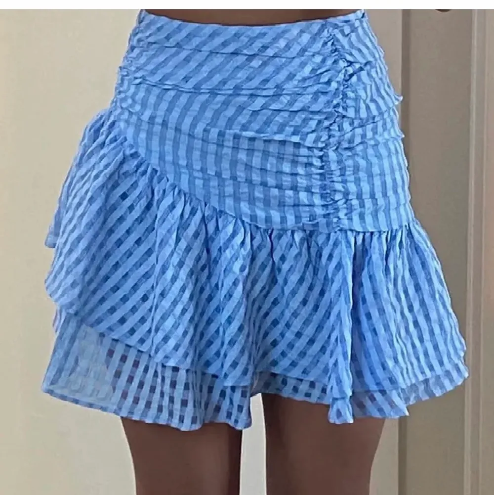 (Om annonsen fortfarande är uppe så är inte kjolen såld) Säljer denna super gulliga kjol från H&M. Kjolen är helt slutsåld och passar perfekt till sommaren. Den är helt oanvänd då den inte passade mig tyvärr💘💘 Budet börjar på 250. Hör av dig till mig om du har frågor eller om du vill ha fler bilder.😋😋 Köparen står för frakt⚡️⚡️ Högsta bud: 420kr. Kjolar.