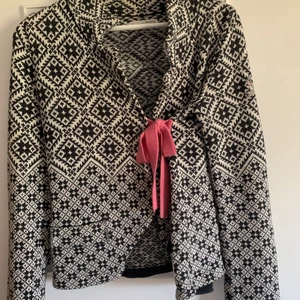 Odd Molly kofta  - Odd Molly kofta svart vit, storlek 0