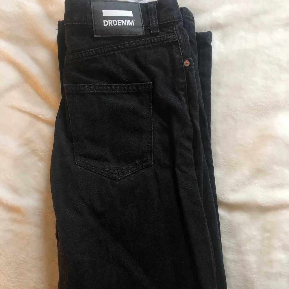 Ett par superfina raka jeans ifrån drdenim som tyvärr är för små för mig nu❣️ Storlek 27/30! Frakt tillkommer.. Jeans & Byxor.
