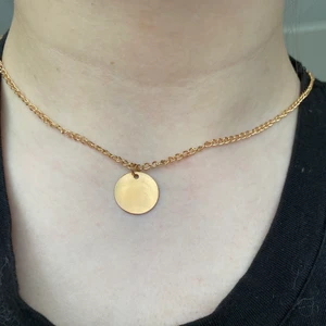Guld halsband med cirkel - Ett fint litet smycke som har används två gånger men inte tagit skada på något sätt, den har en mycket lång kedja så man skulle kunna lagra den med andra halsband🍄🌸☘️