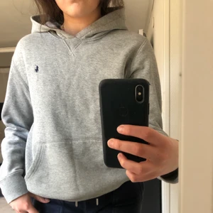 Ralph Lauren Hoodie - LÄGGER UT IGEN PGA OSERIÖS KÖPARE! Grå Ralph Lauren hoodie i strl L (14-16 barnstorlek). Sitter bra på mig som vanligtvis har S!  280kr + frakt