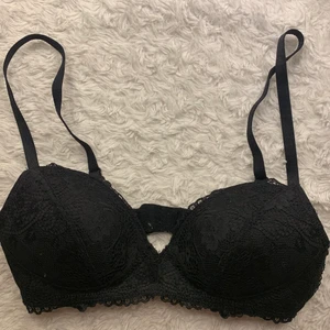 Bh - Bh ifrån Monki storlek 34💖 den är i bra skick 💗 säljer så den är för liten för mig😊 30kr+frakt💕