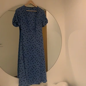 Gina Tricot sommar klänning midlengt - En blommig sommar klänning för trenderna. Midlengt, storlek 34 passar XS och S. Fin decoultage. 