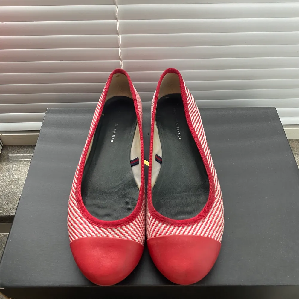 Säljer dessa röda tommy hilfiger ballerinaskor i storlek 38, passar även de som har en större 37a och mindre 39a!! Skorna är lite slitna därför säljer jag de för, 200kr. Letar efter snabba affärer, inga oseriösa köpare!!💗 . Skor.