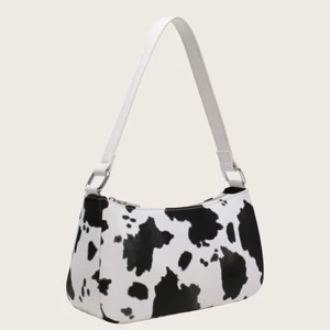 Svart vit handväska i ko mönster - Snygg och trendig väska i ko mönster🤍 helt och hållet oanvänd! Bilderna är lånade men skriv privat så får ni fler💕