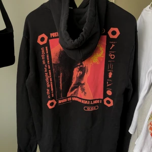 post malone hoodie - Post malone hoodie från h&m, köpt förra året och väldigt sparsamt använd! Herrmodell men passar alla såklart! ☺️ själva hoodien är mörkt marinblå och trycket är i orange, pris kan diskuteras ❤️