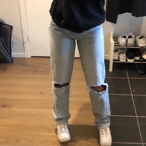 Jeans från Gina - Skitsnygga jeans med hål, kommer inte till användning, jag är 165cm lång, nypris 599kr