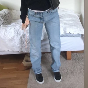 Supersnygga SLUTSÅLDA Zara jeans!  - Storlek 38 i ljus färg perfekt nu under våren och till sommaren. Superfina och oanvända. Modellen är ”Straight”