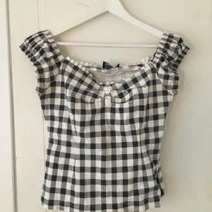 Rutig tröja - Säljer denna super fina tröja i lite 50 tals stil. Köpare står för frakten (pris går att diskuteta)