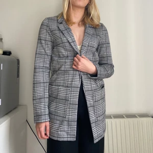 Rutig kavaj  - Skön bomullskavaj köpt från Hm och aldrig kommit till användning! Så gott som ny😌 passar Xs-M. Köparen står för frakt!!💗💗