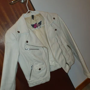 Skinnjacka - Super fin skinnjacka i mycket bra skick. Kan fraktas mot fraktkostnad 