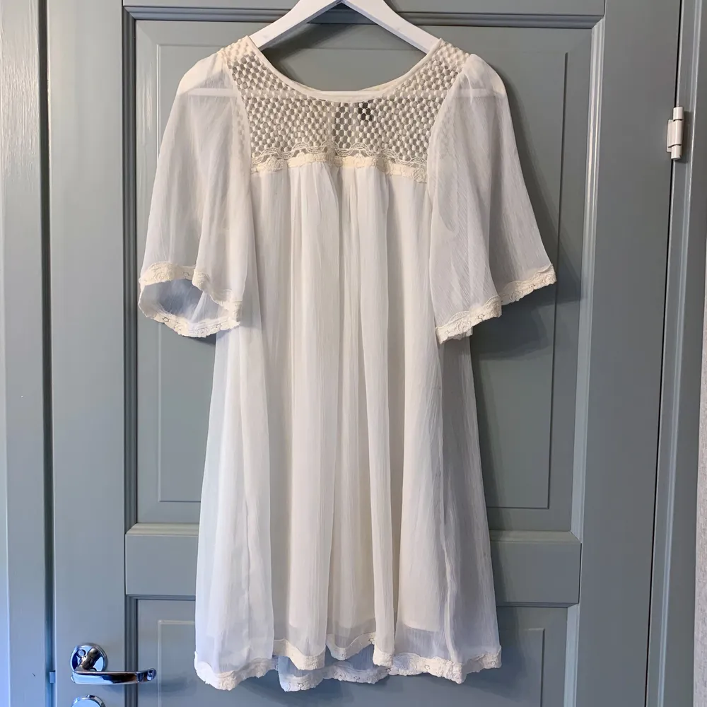 Den perfekt söta vita klänningen med genomskinliga detaljer och spets från vila i storlek xs. Kanske den perfekta studentklänningen? Jag är 175 cm. Klänningar.