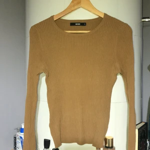 Tröja - Från bikbok i storlek M, använd några gånger men den kommer inte till användning mer därför säljer jag den❤️ den sitter jätteskönt på kroppen och är stretchig :)) På sista bilden kan man se hur den har öppning vid händerna