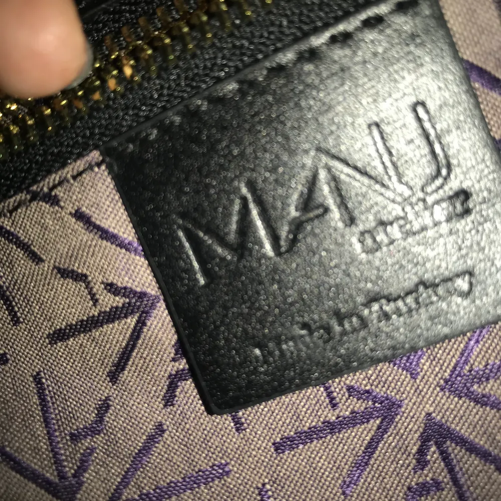Manu Atelier handbag model “ Pristine” in black leather and canvas. Bought off Vestiaire Collective like new. Worn a few times but no signs of use except small scratches on the leather bottom, barely noticeable. Comes with original dustbag. Retails for 4500 SEK.. Väskor.