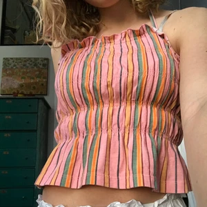 & other stories linne - Jättegullig halterneck topp från & other stories i storlek 34💕🥰! Superfin till sommaren. Den är i nyskick och har bara används några få gånger. Köparen står för frakt