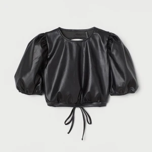 skintopp - Helt oanvänd topp från HM🤩 Skitfin snörning i ryggen och perfekt till fest🤩🤩