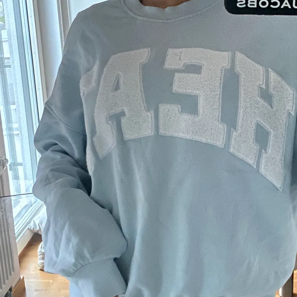 mysig sweatshirt från weekday, bra kvalite och mysig tröja. Storlek S men är ändån lite oversized😊 Köptes för 400 kr men säljer för 175 kr🥰. Tröjor & Koftor.