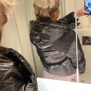 Svart jacka - Svart glansig jacka i stl s, fint skick