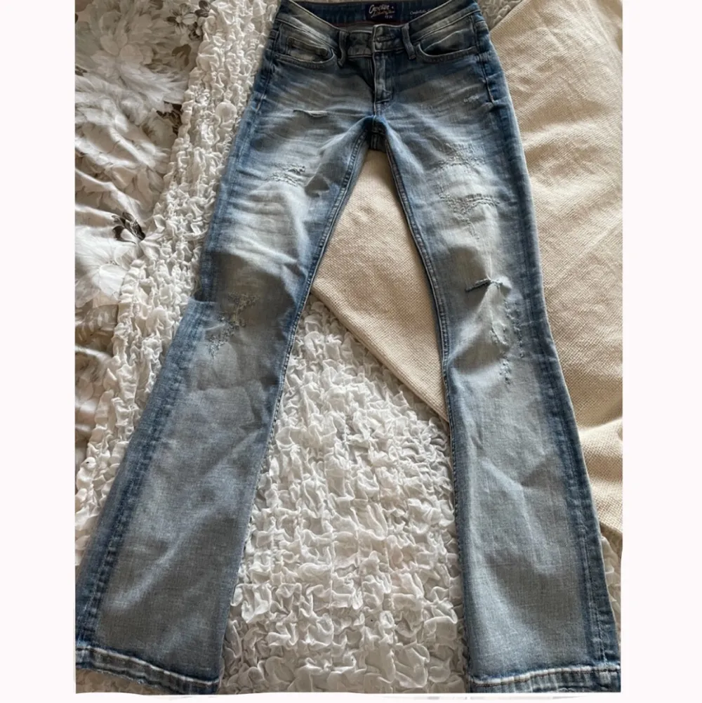 Lågmidjade vintage jeans i modellen ”PEP!BOOT” ifrån Crocker som är väldigt svåra att få tag i. Storlek: waist 26 length 31 (motsvarar XS/S/34). Nästan aldrig använda. Tveka inte med att skriva vid eventuella frågor. Köparen står för fraktkostnaden🤎. Jeans & Byxor.