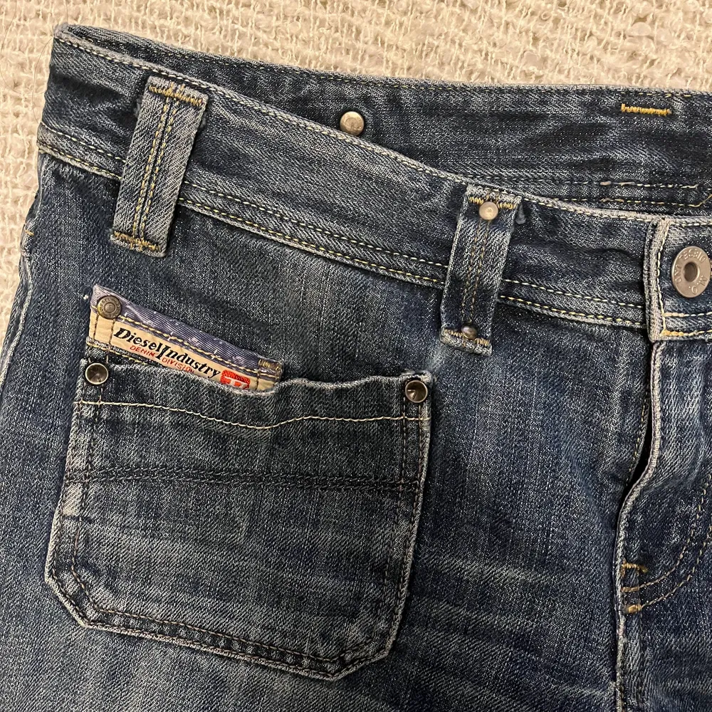 jätte söta Lågmidjade diesel jeans med bootcut. W30 L34 . Jag brukar ha 28 i vanliga jeans med eftersom dessa sitter mer på höfterna så skulle jag säga att dom blir mer som en 28 i passform. 🪴. Jeans & Byxor.